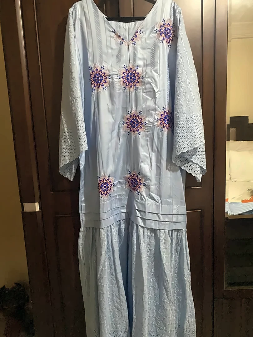 Tenue longue bleu ciel brodée de rosaces, manches et jupe en broderie anglaise