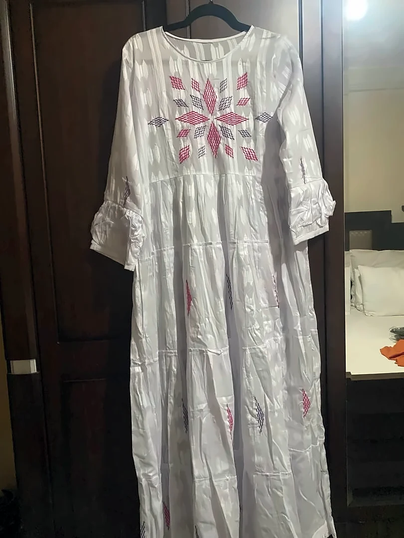 Robe longue blanche à volants, brodée de motifs géométriques roses et violets